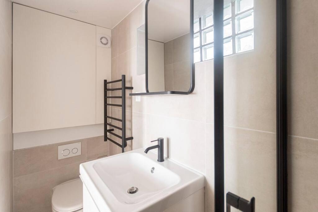 Beautiful In Small House Near Eiffel Tower *