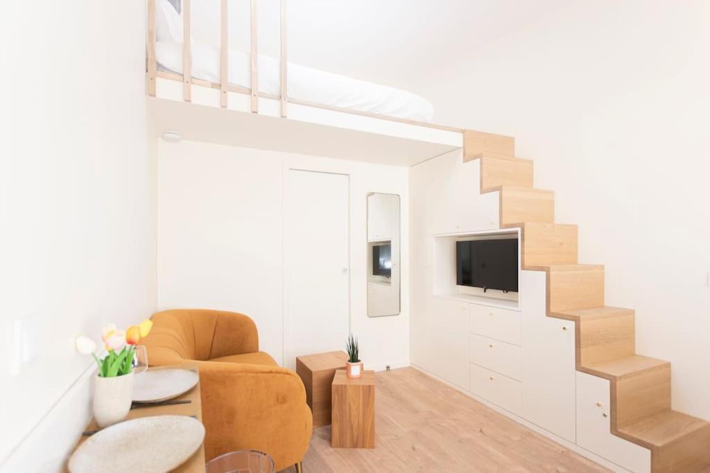 Beautiful In Small House Near Eiffel Tower Paris
