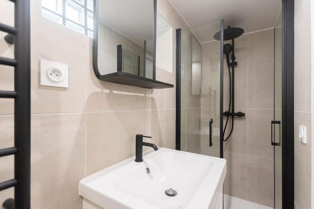 Beautiful In Small House Near Eiffel Tower Apartment *