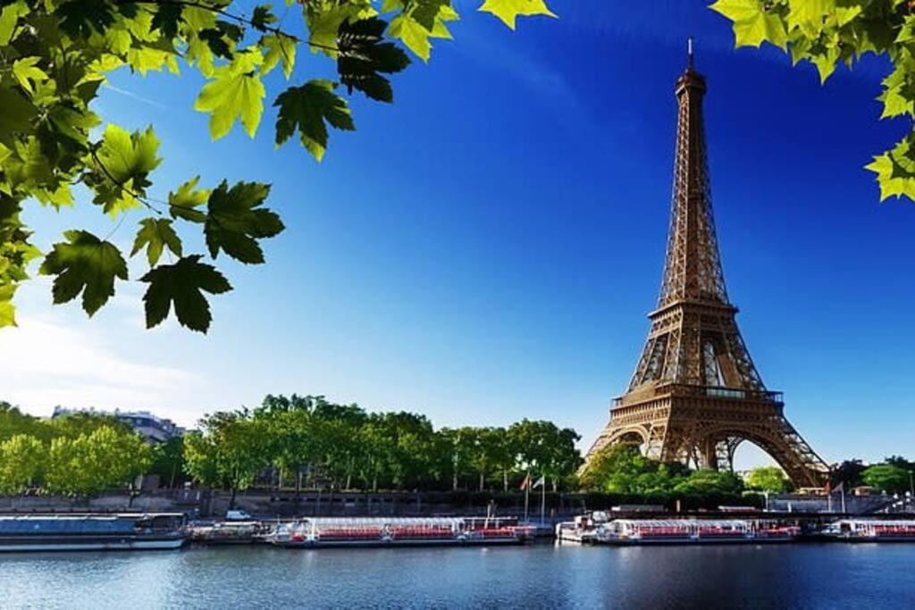 Beautiful In Small House Near Eiffel Tower Paris