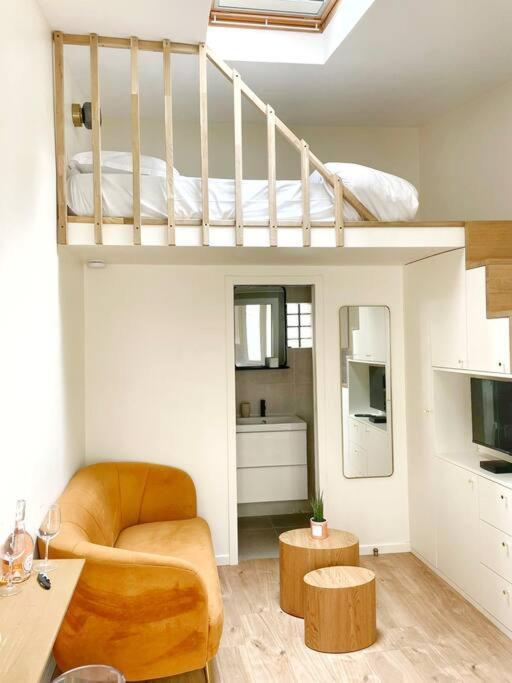 Beautiful In Small House Near Eiffel Tower Paris