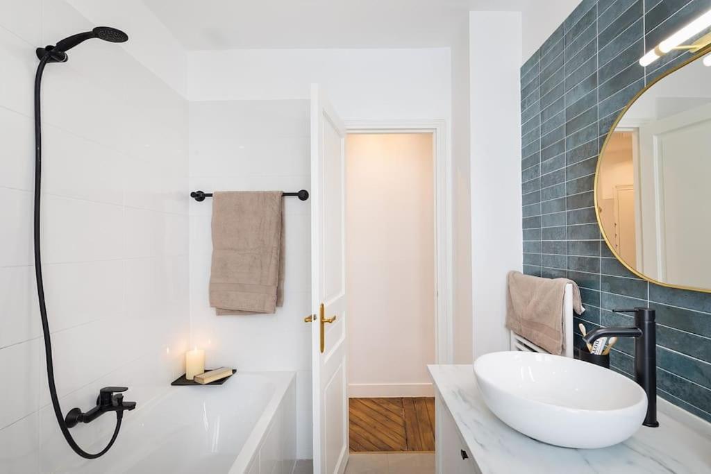 Sirene - 2 A Batignolles * Paris