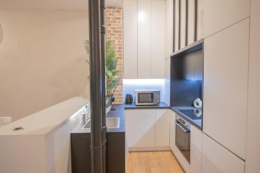 Part Of Saint-germain-des Pres / 3 Bedrooms Apartment