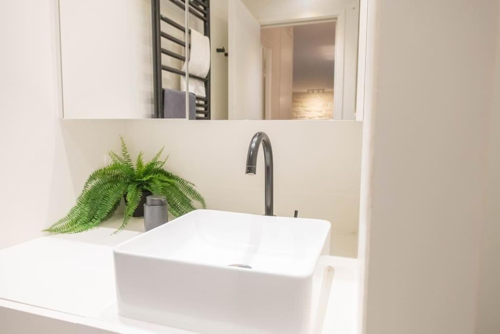 Part Of Saint-germain-des Pres / 3 Bedrooms Apartamento *