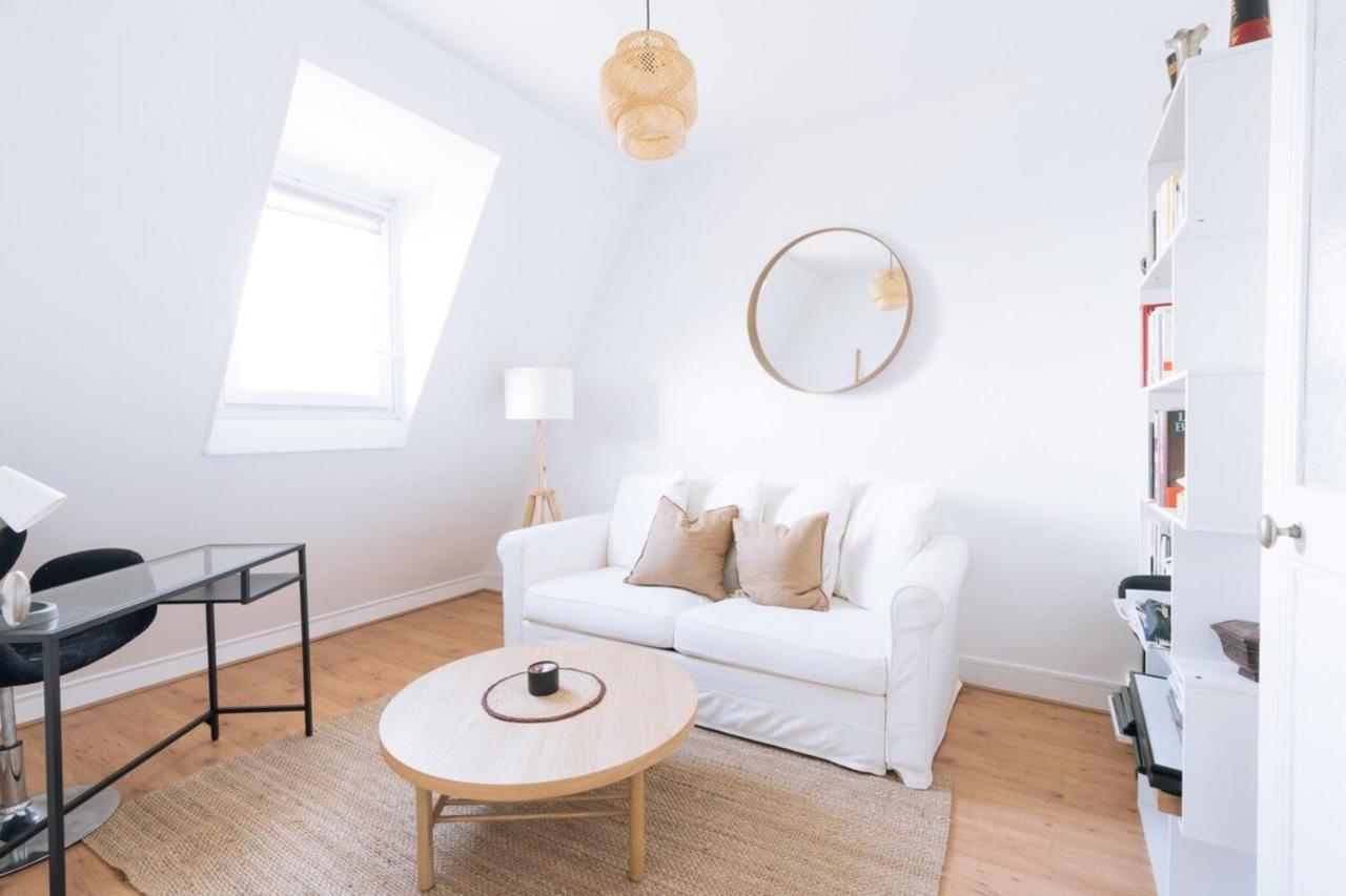 Chic W 2 Sofa Beds 18th Arrondissement Apartment