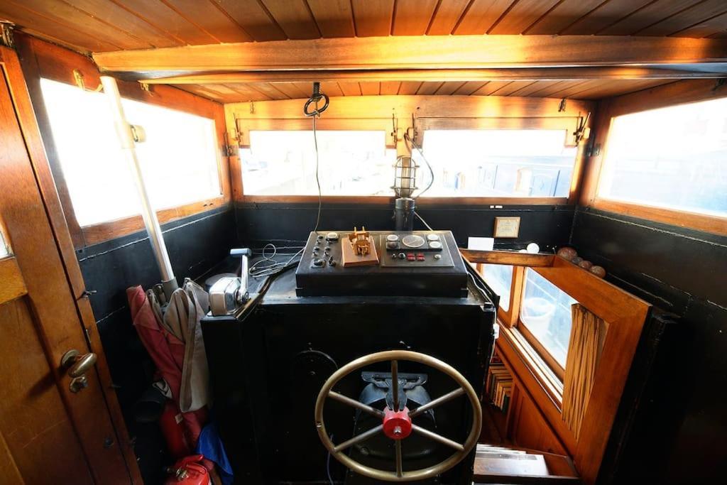 Classic Riverboat In The Center Of Botel *