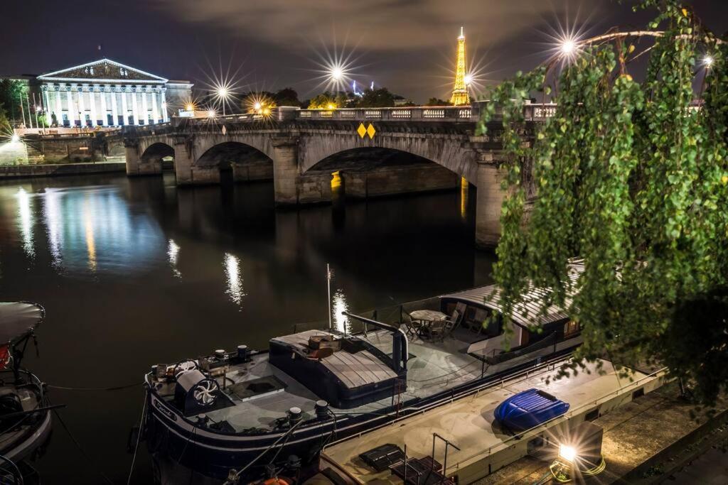 Classic Riverboat In The Center Of Botel Paris