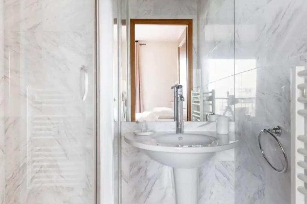 Avenue Montaigne : Luxury 4p/2br Apartment
