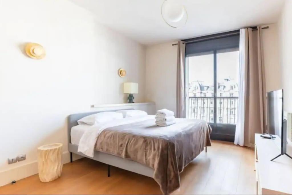 Avenue Montaigne : Luxury 4p/2br Apartment *