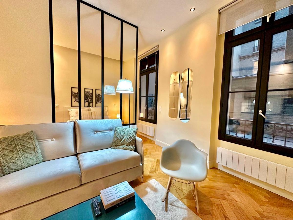 Eiffel Tower Champs De Mars Apartment Paris