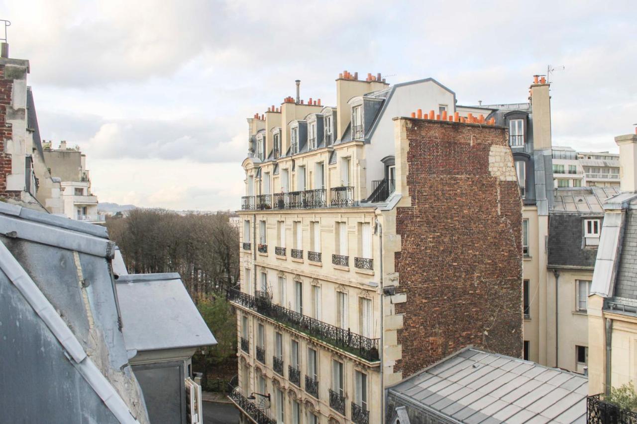 26 M Cocoon With Eiffel Tower View