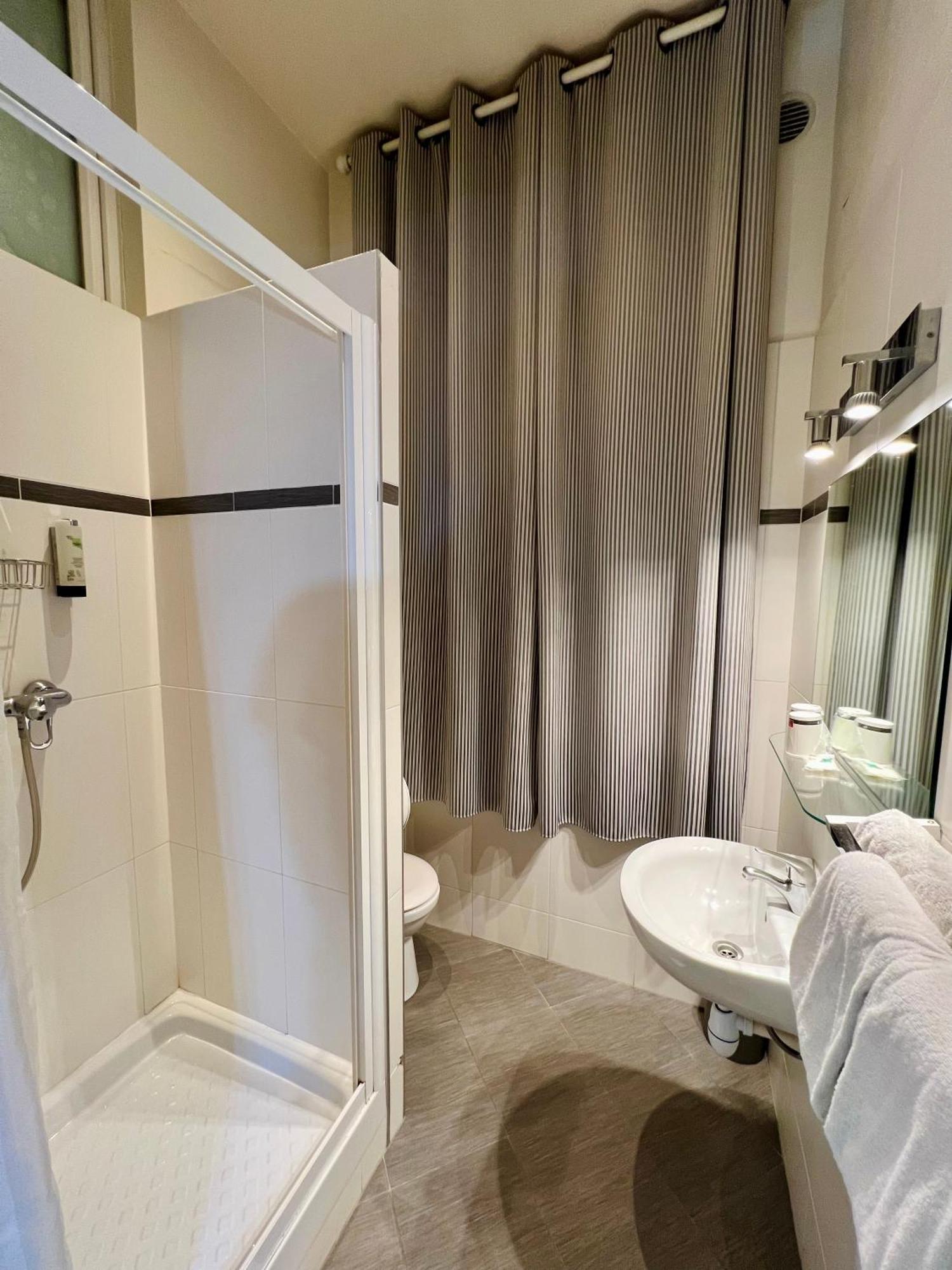 Hotel Des Beaux Arts 2*