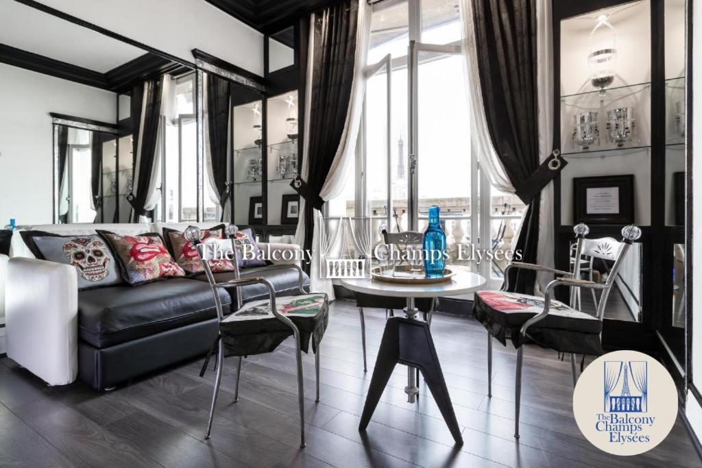 The Balcony Avenue Champs-elysees Apartment *