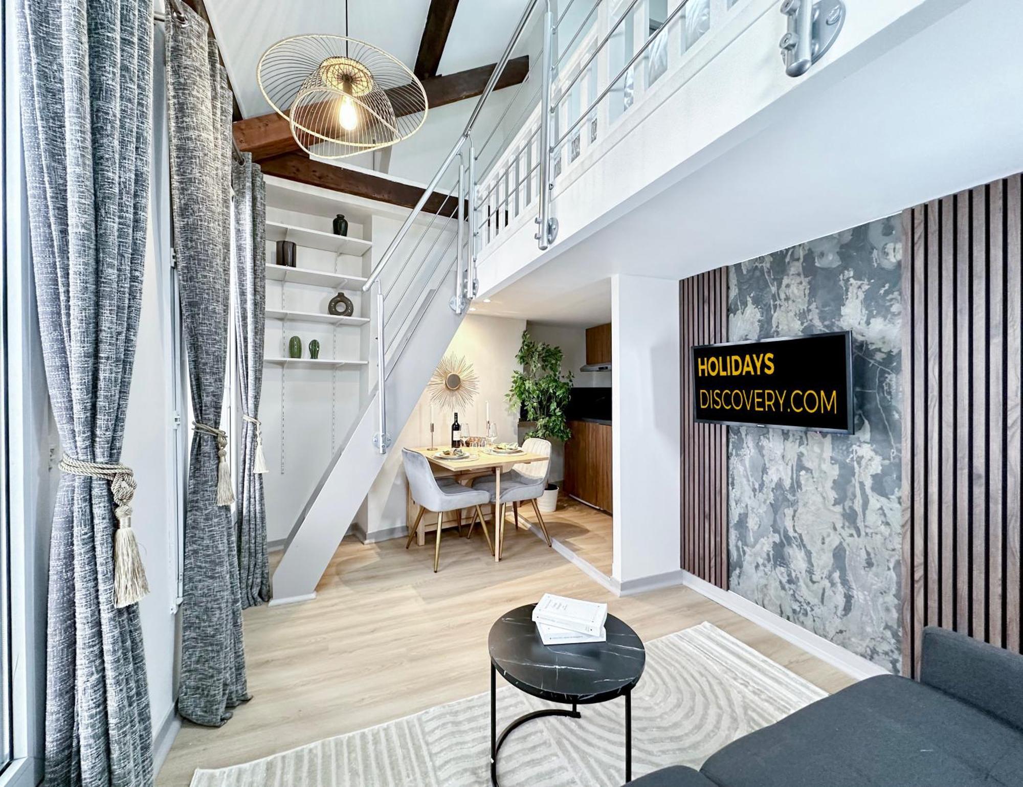 6062 - Stylish Duplex In Olympic Games 2024 Apartment *