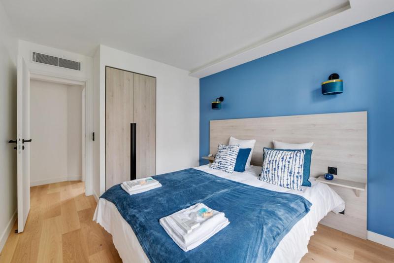 181 One - Superb In Paris. * Paris