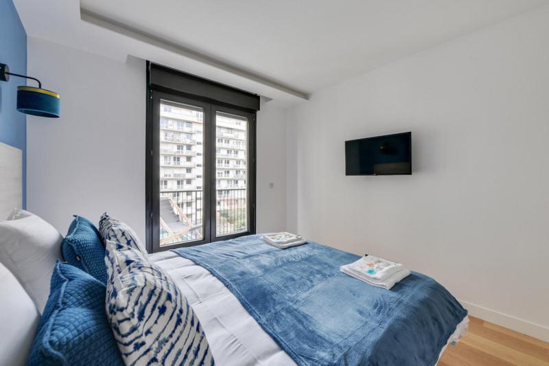 181 One - Superb In Paris. Paris