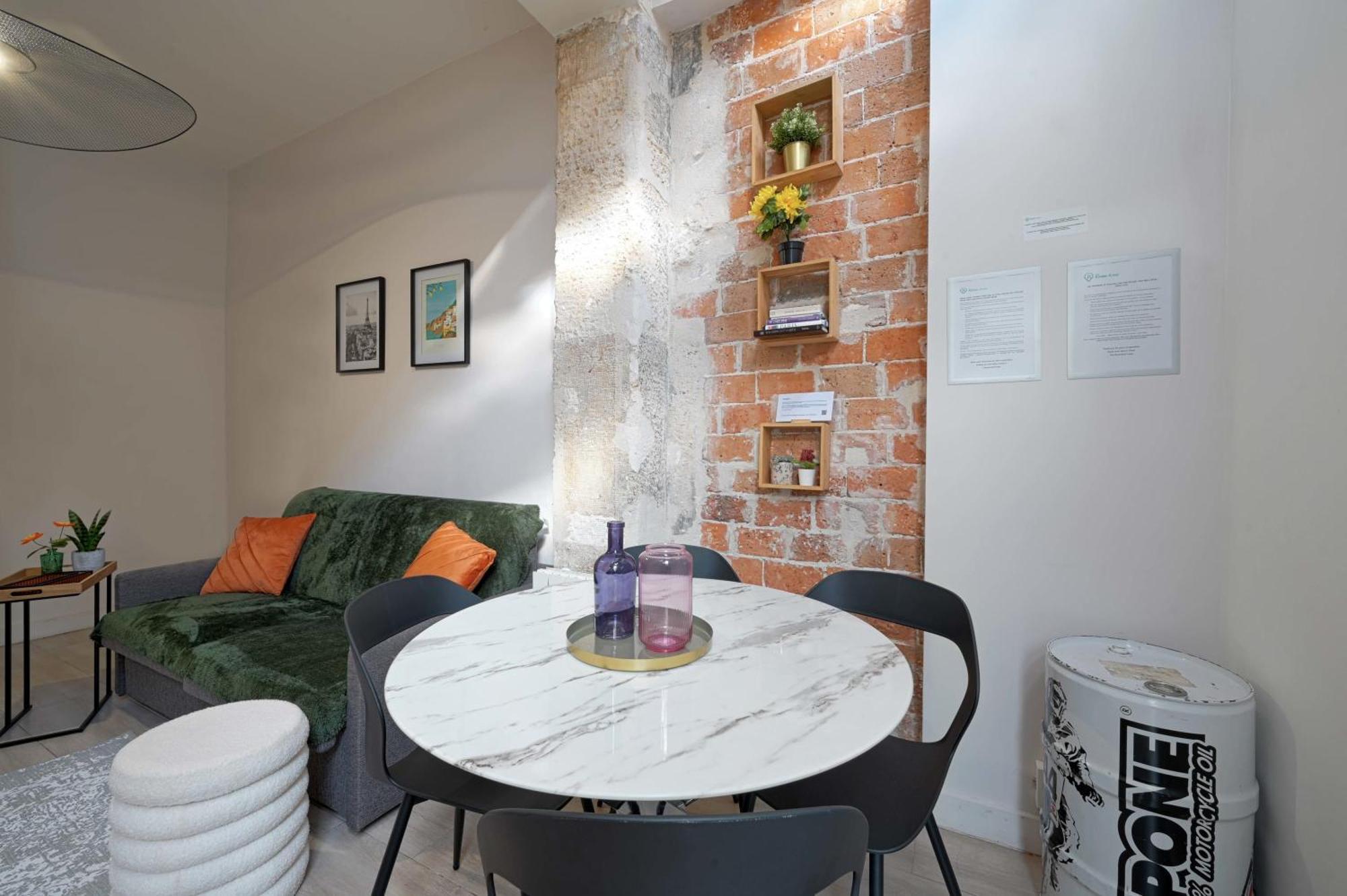 2 Bed Modern Fully Furnish Flat,close To Buttes Chaumon Park Apartment *