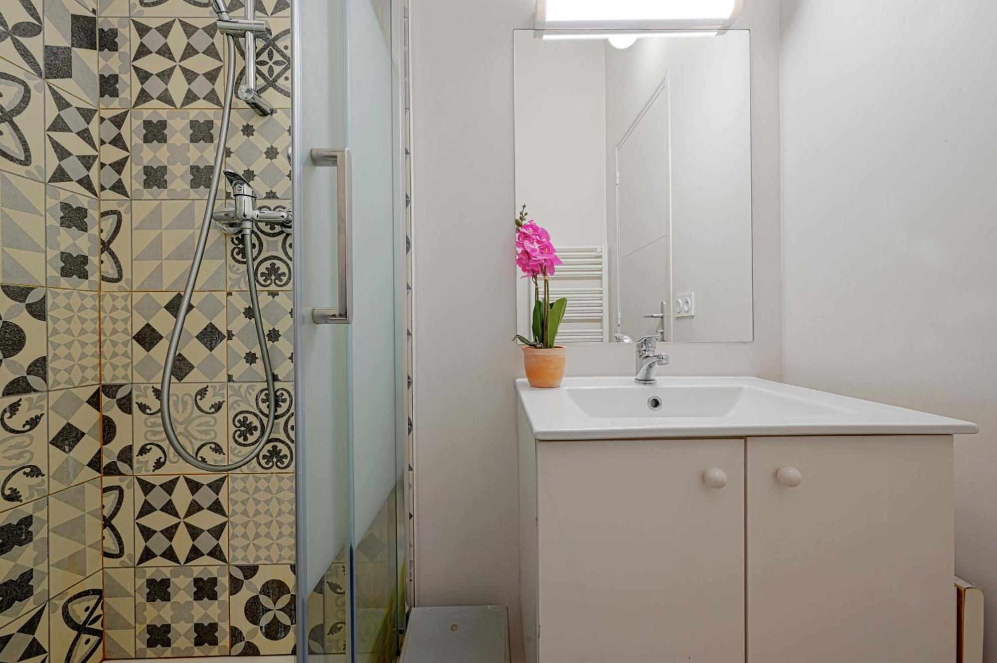2 Bed Modern Fully Furnish Flat,close To Buttes Chaumon Park * Paris