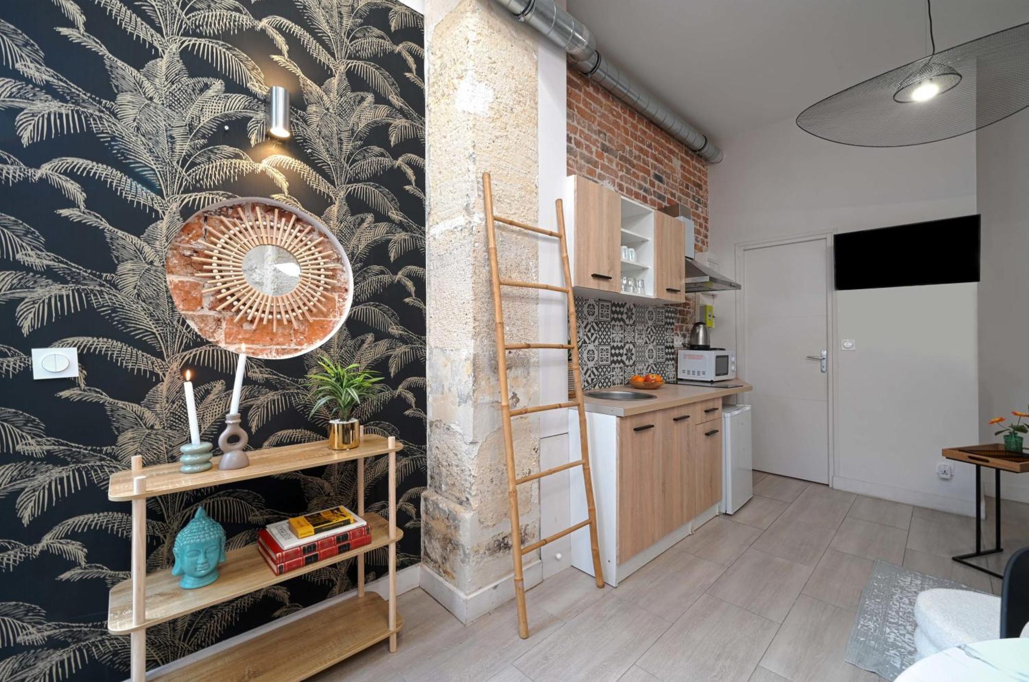 2 Bed Modern Fully Furnish Flat,close To Buttes Chaumon Park *