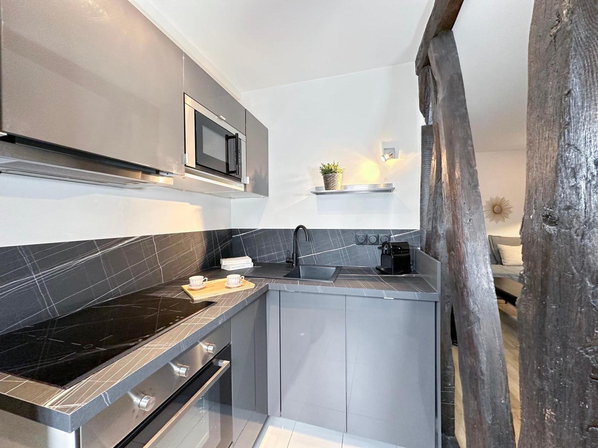 Champs-elysees Finest Flat