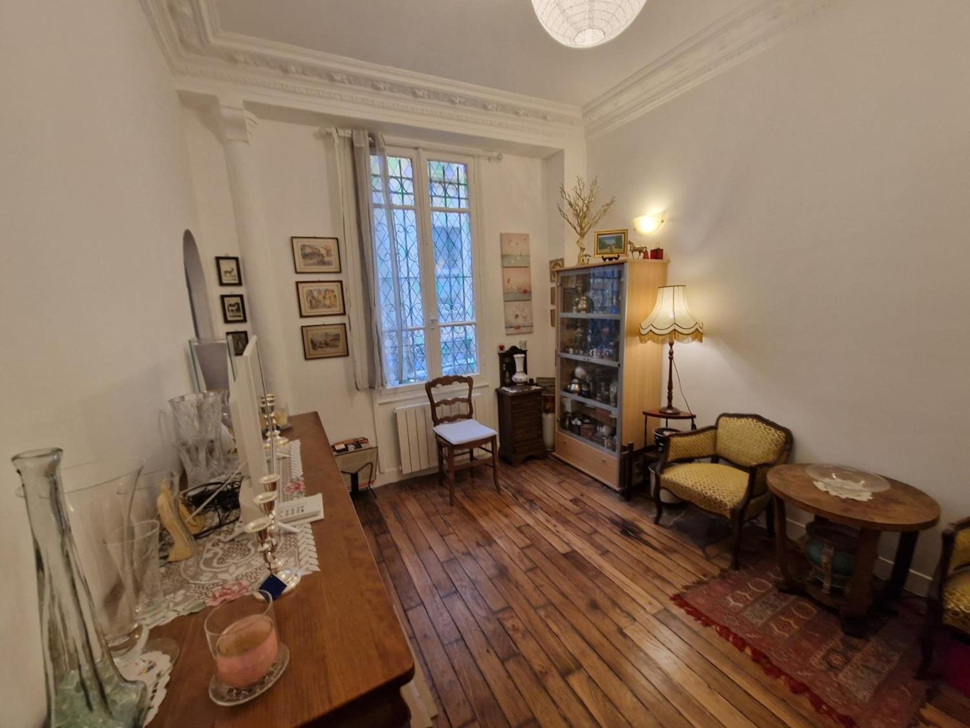 2 Pieces A Auteuil Apartment