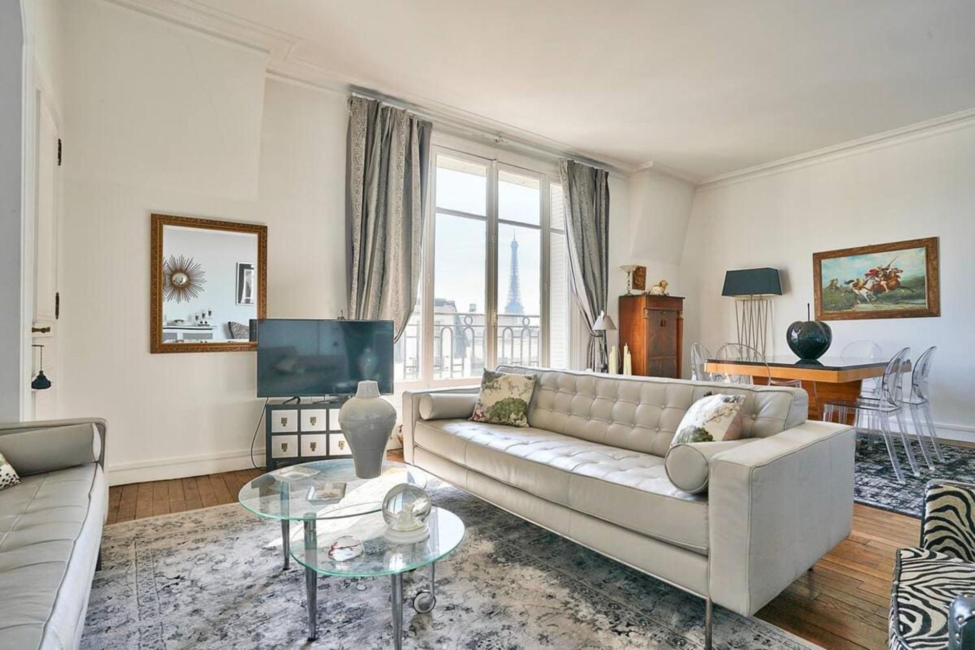 Charming With Eiffel Tower View Apartment Paris