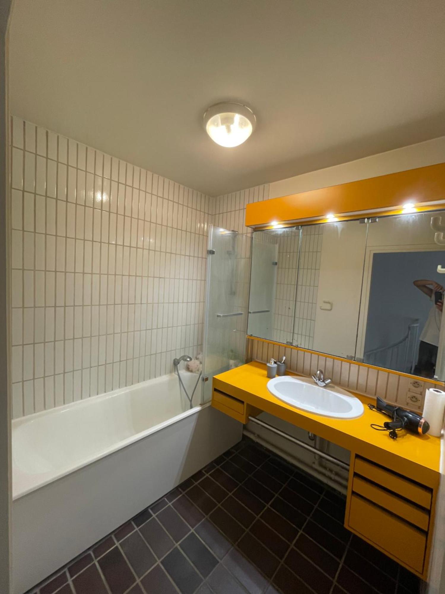 Homestay Etage D'un Duplex Au 17eme Arr De , Vue Sur Le Defense, A 10min Des Champs Elysee Paris