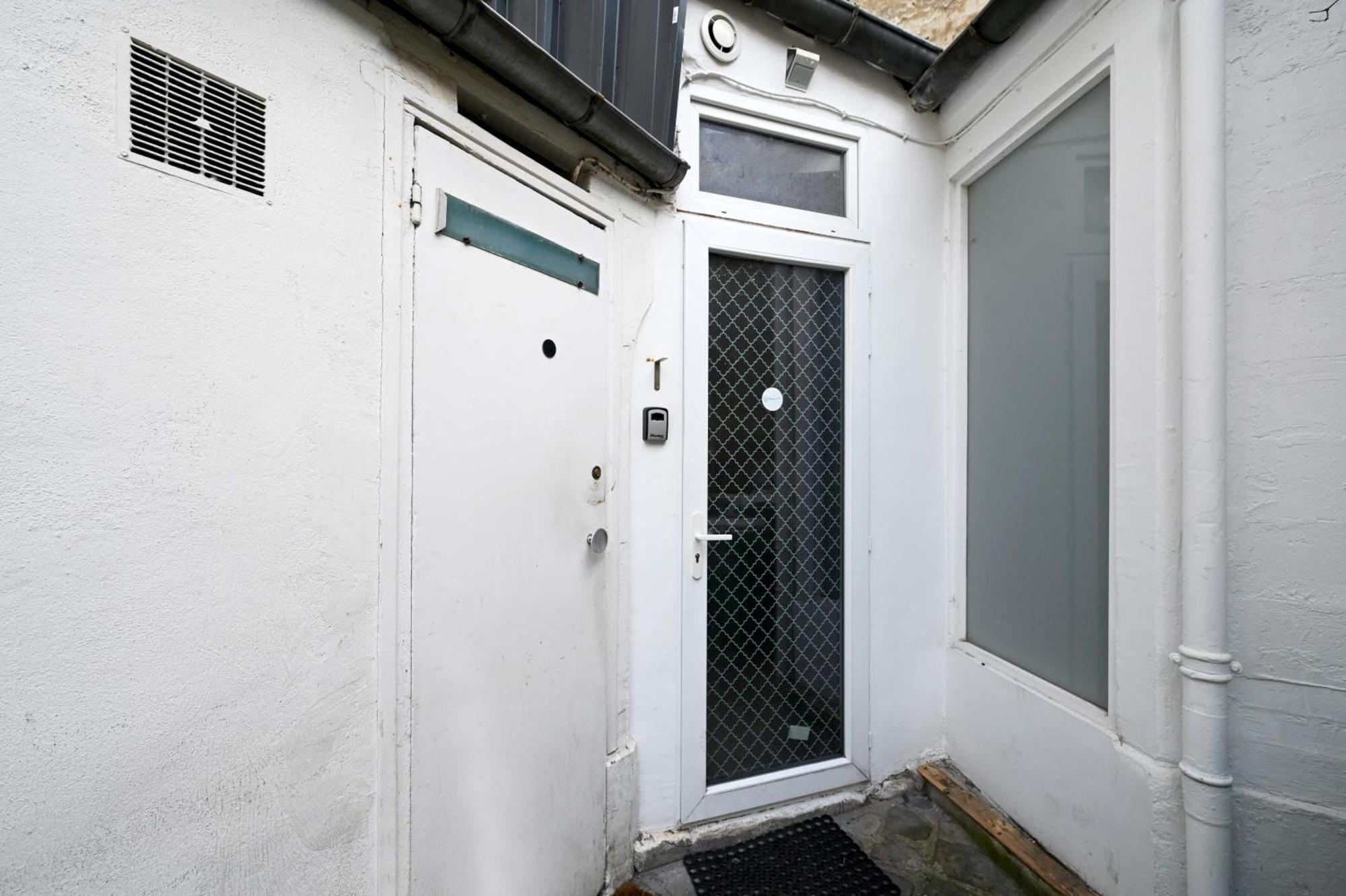 2 Bed Modern Fully Furnish Flat,close To Buttes Chaumon Park * Paris