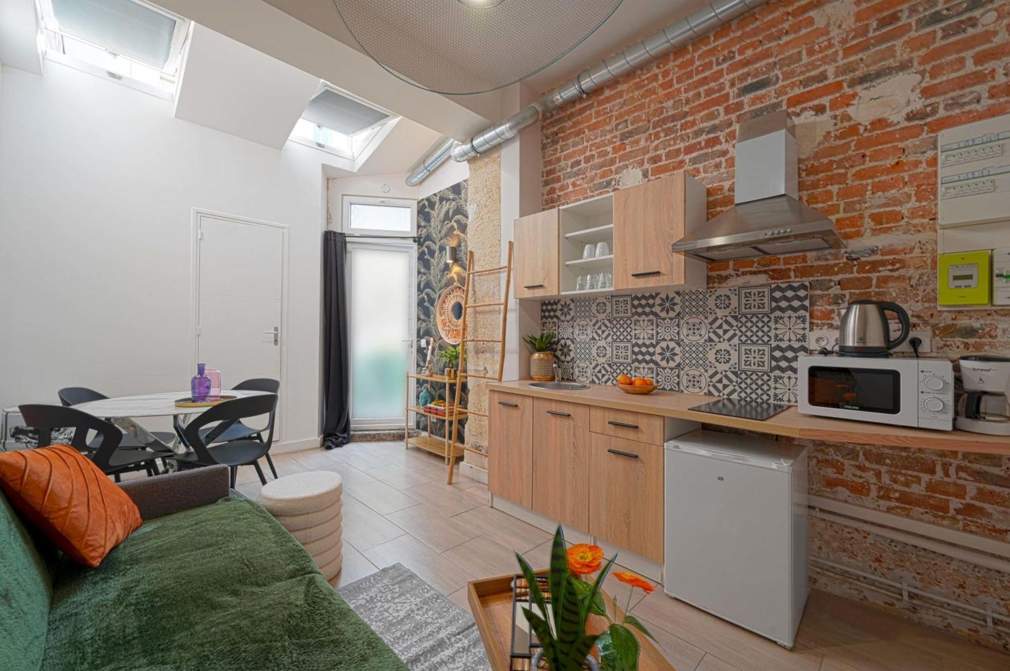 2 Bed Modern Fully Furnish Flat,close To Buttes Chaumon Park * Paris