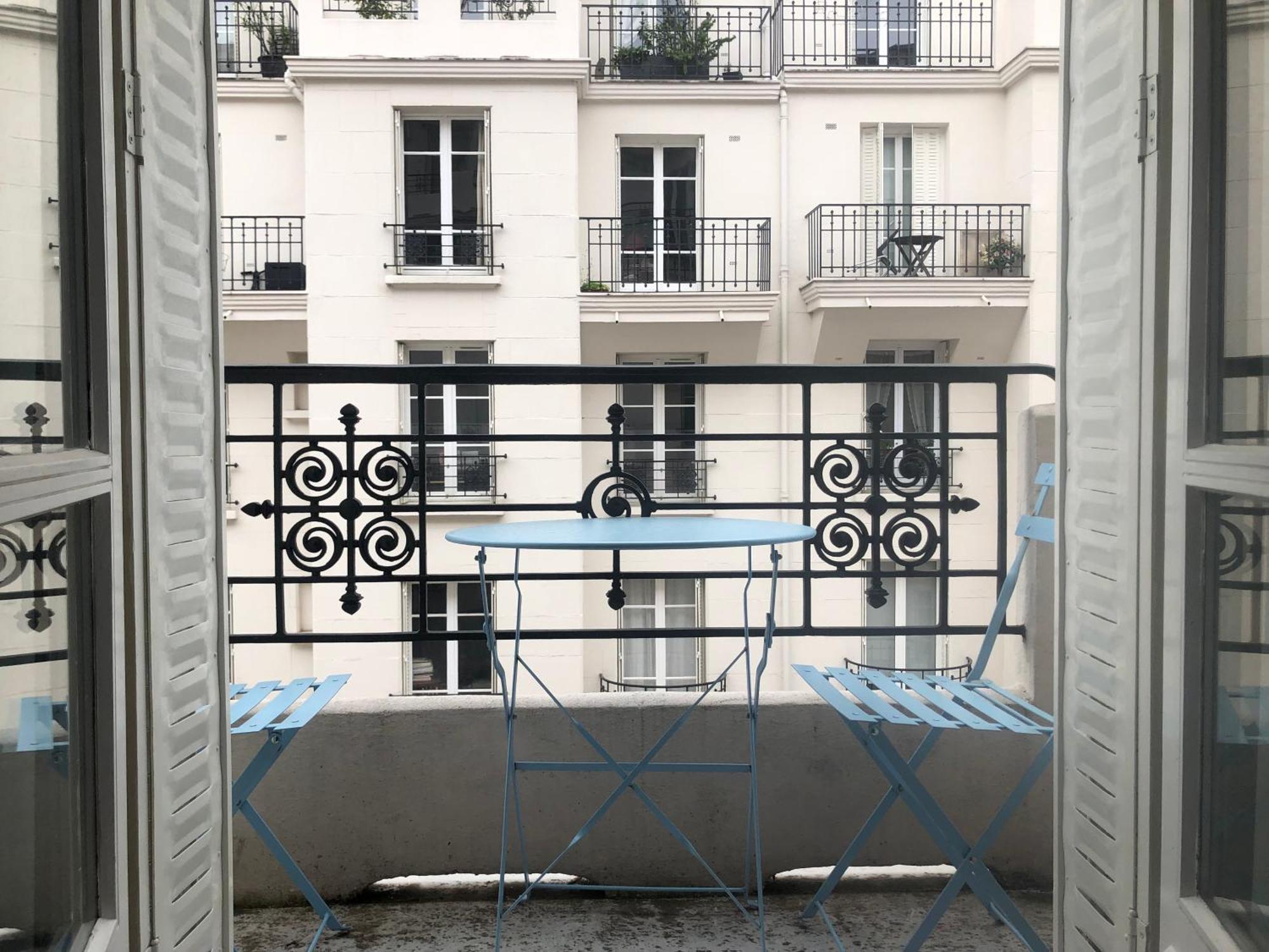 Avec Balcon Dans Calme Avec Gardien - * Paris
