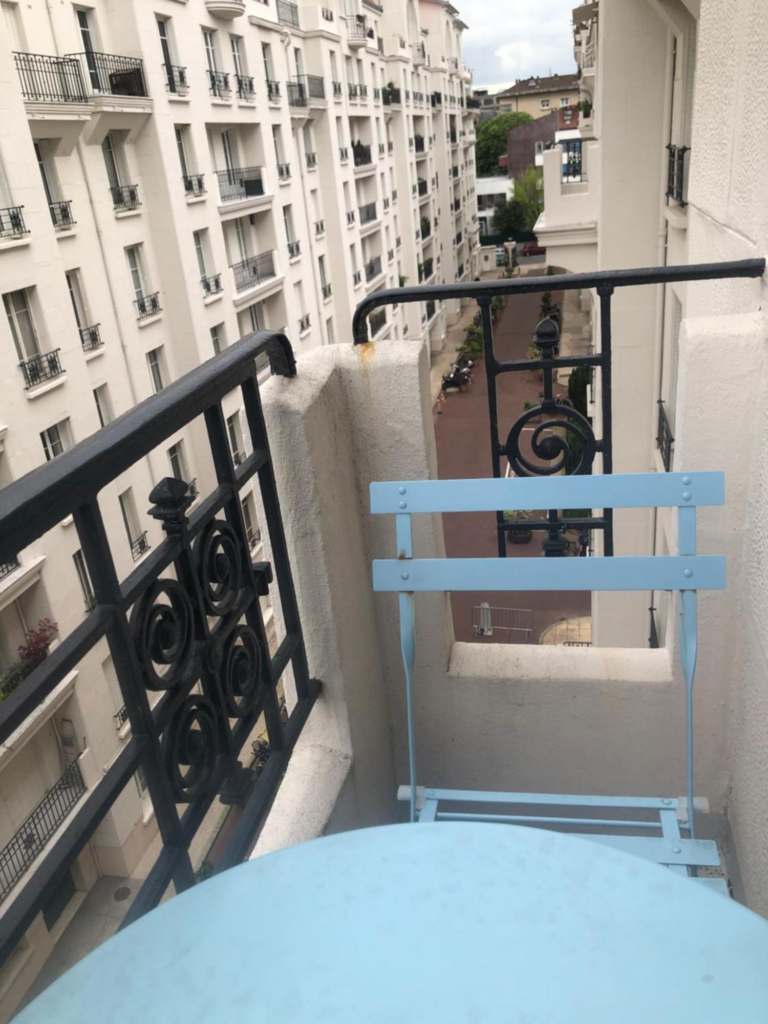 Avec Balcon Dans Calme Avec Gardien - *