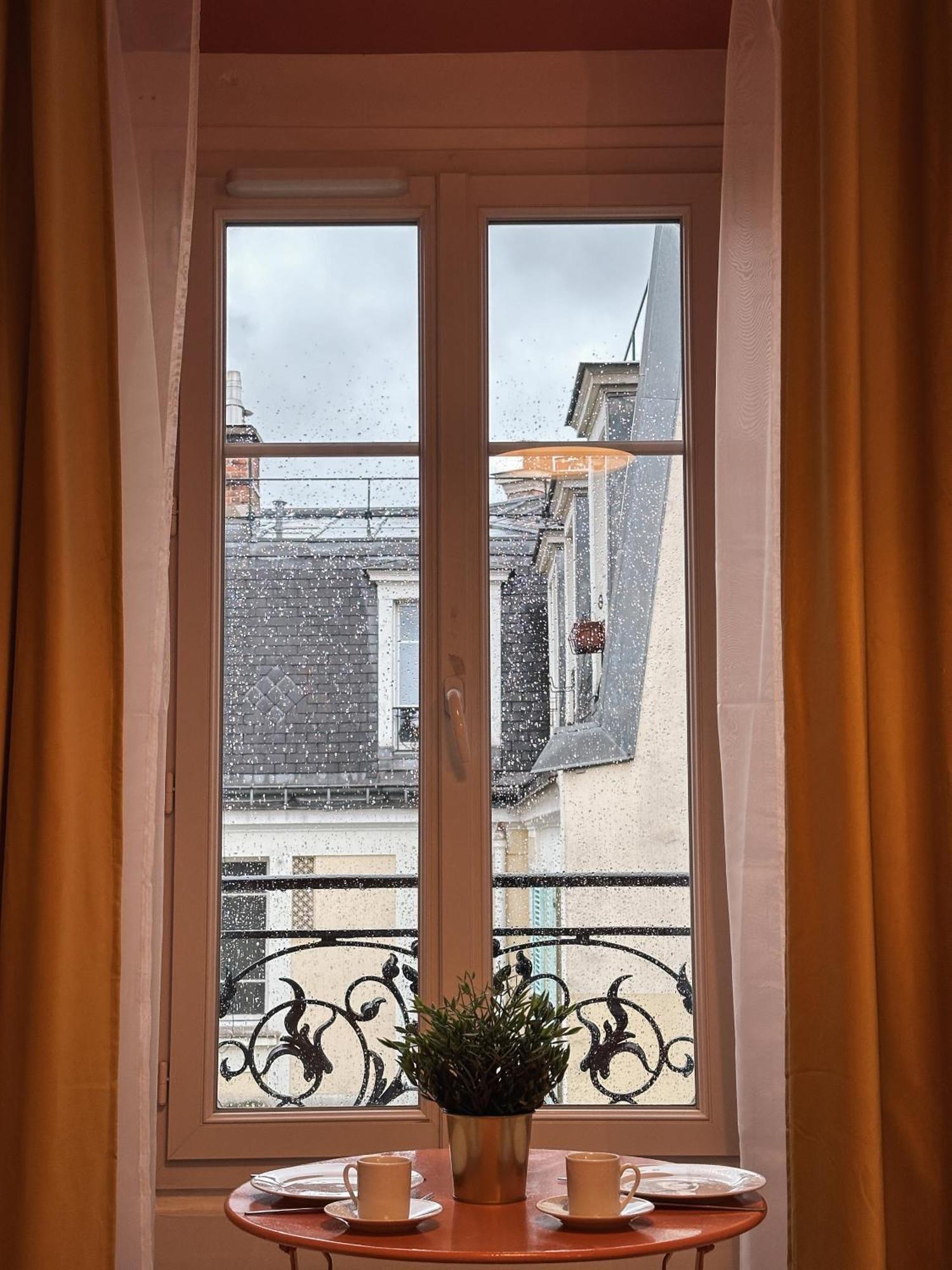 Independant Pres De Montmartre