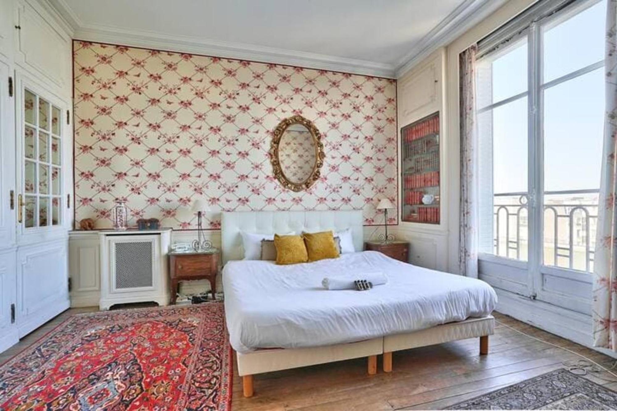 Charming With Eiffel Tower View Apartment