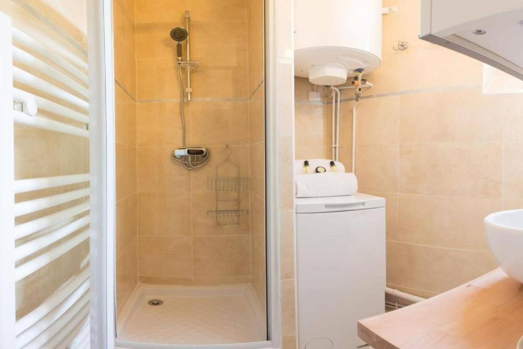 Charming Canal St Martin/gare De L'est Apartment *