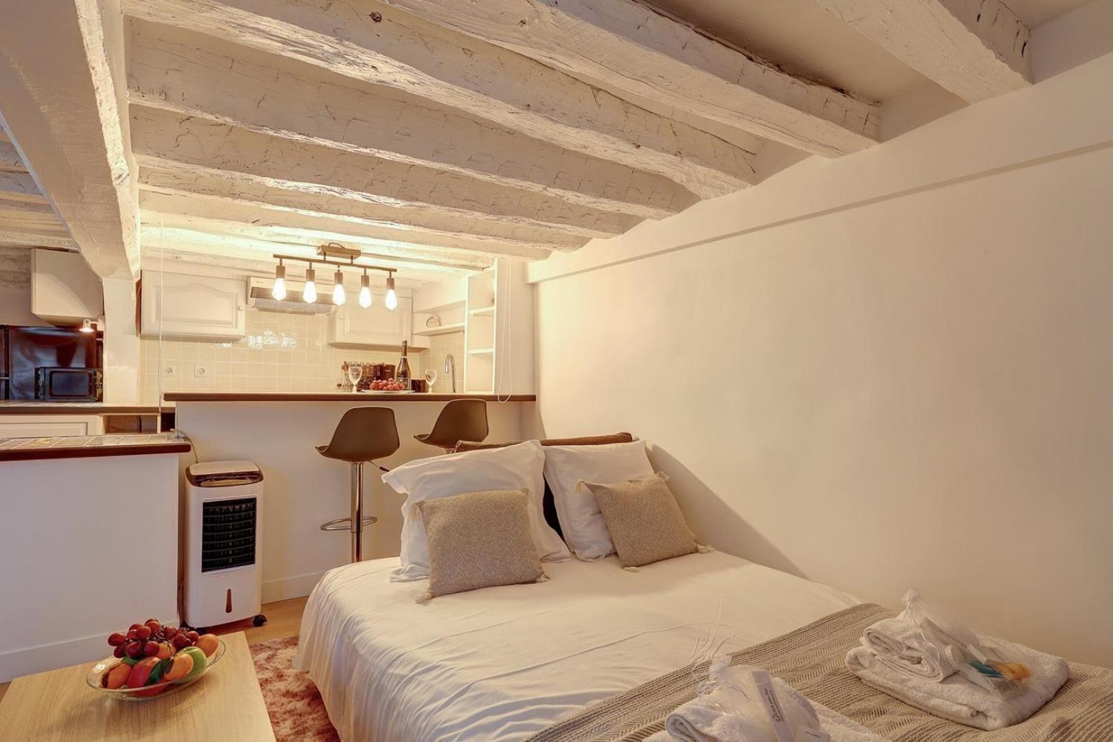 676 Noam - Elegant In * Paris