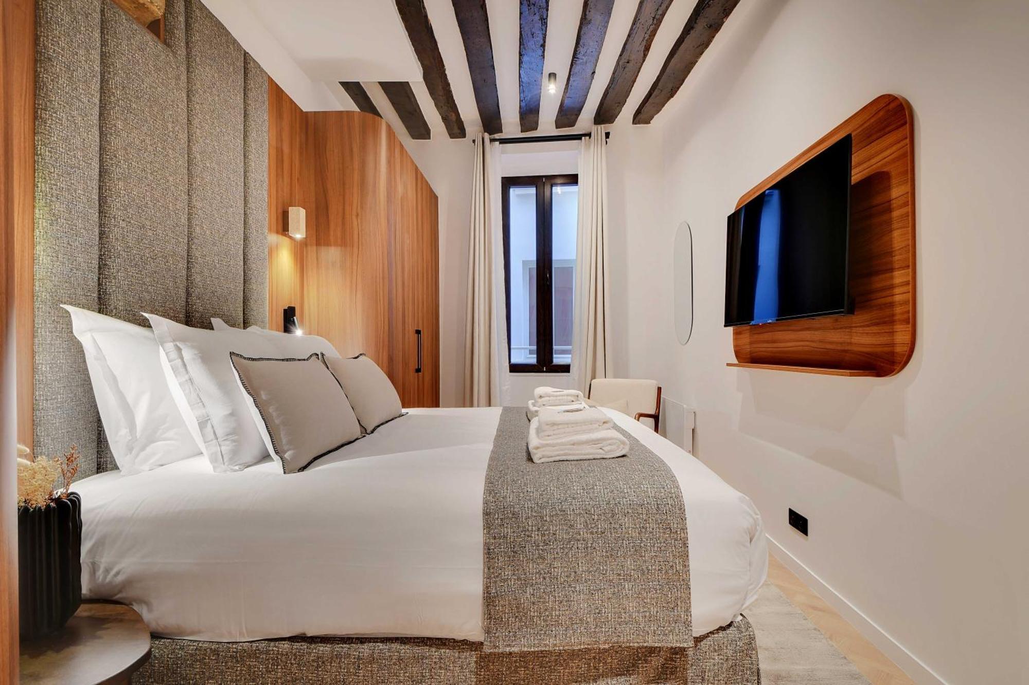 Luxury In The Heart Or Paris-notre Dame Apartment