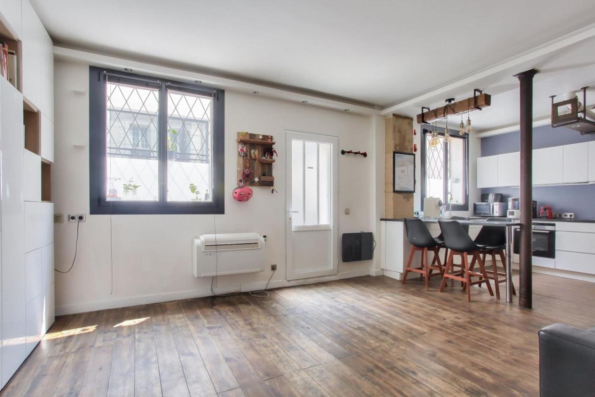 Spacious Of 100 M In Souplex Apartment