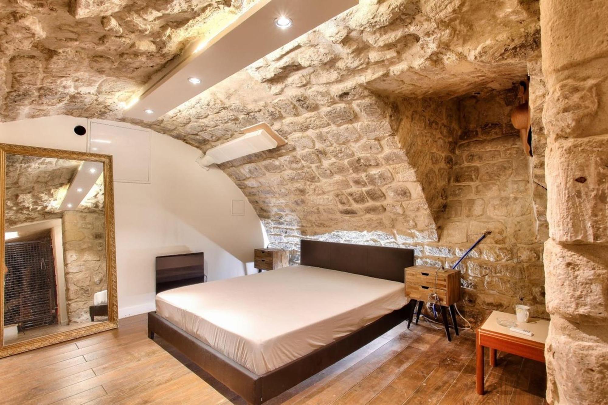 Spacious Of 100 M In Souplex