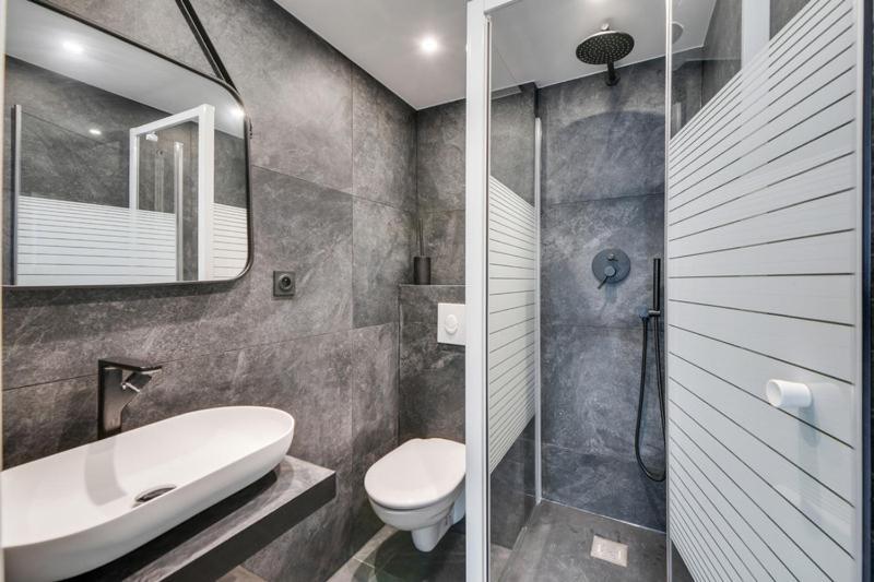 181 One - Superb In Paris. Paris
