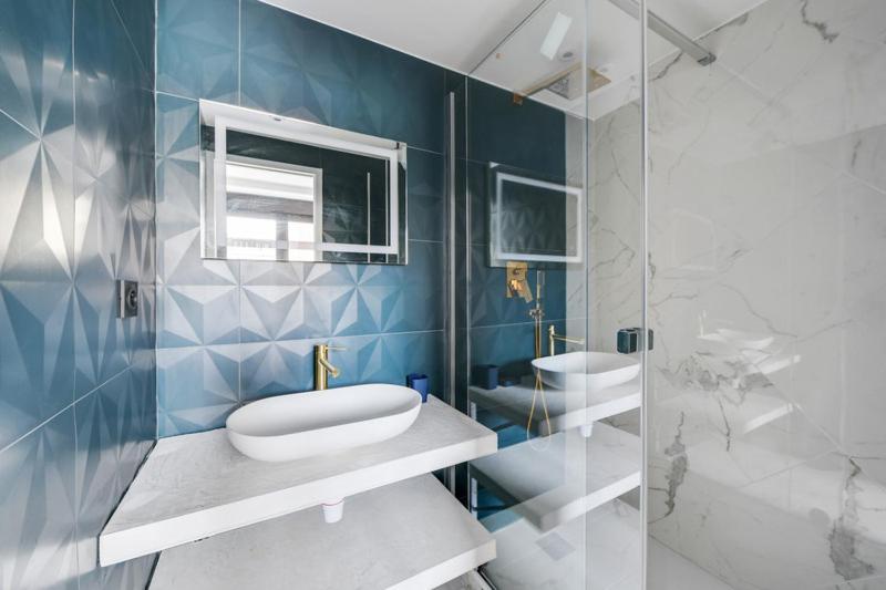 181 One - Superb In Paris. *