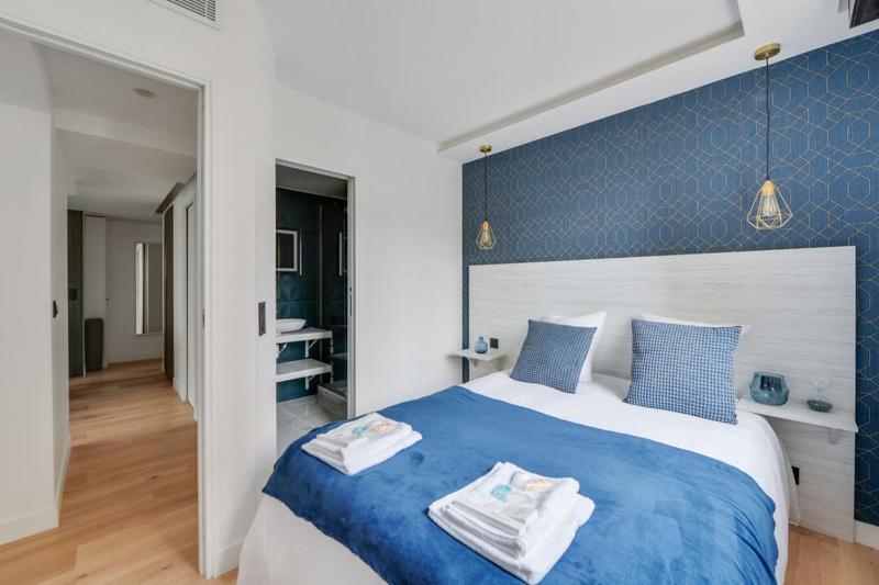 181 One - Superb In Paris. * Paris