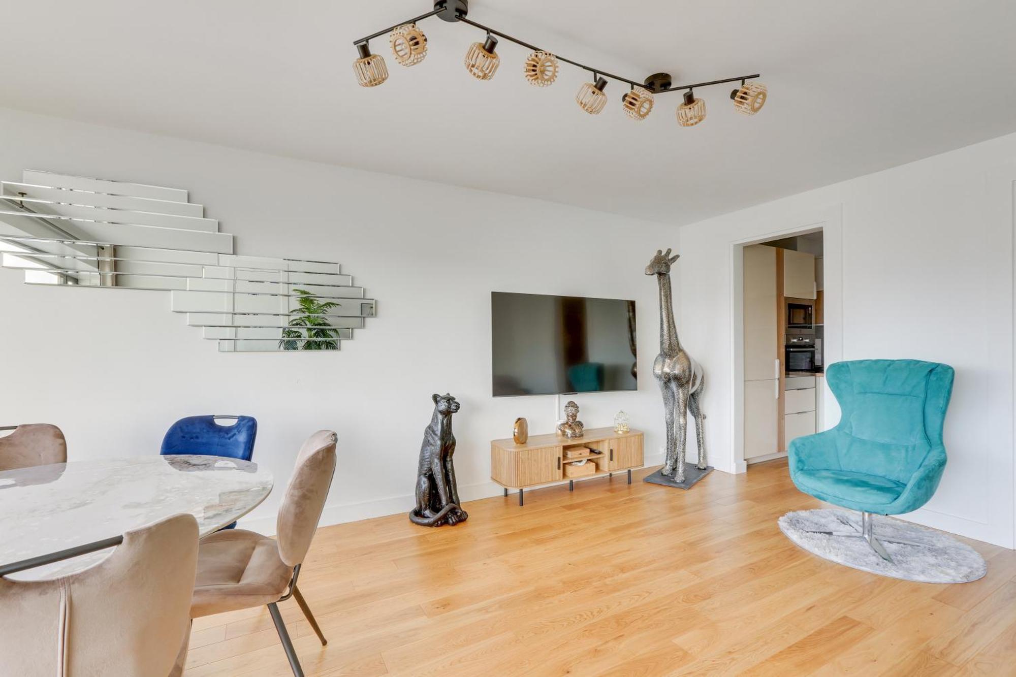 Luxury With Eiffel Tower View, 1 Min Metro, Parking * Paris
