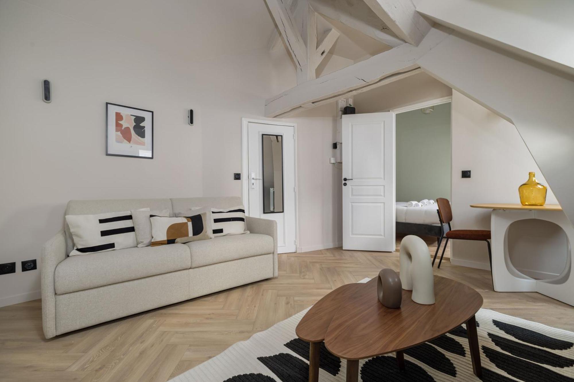 Apartment Poetic - Opera *