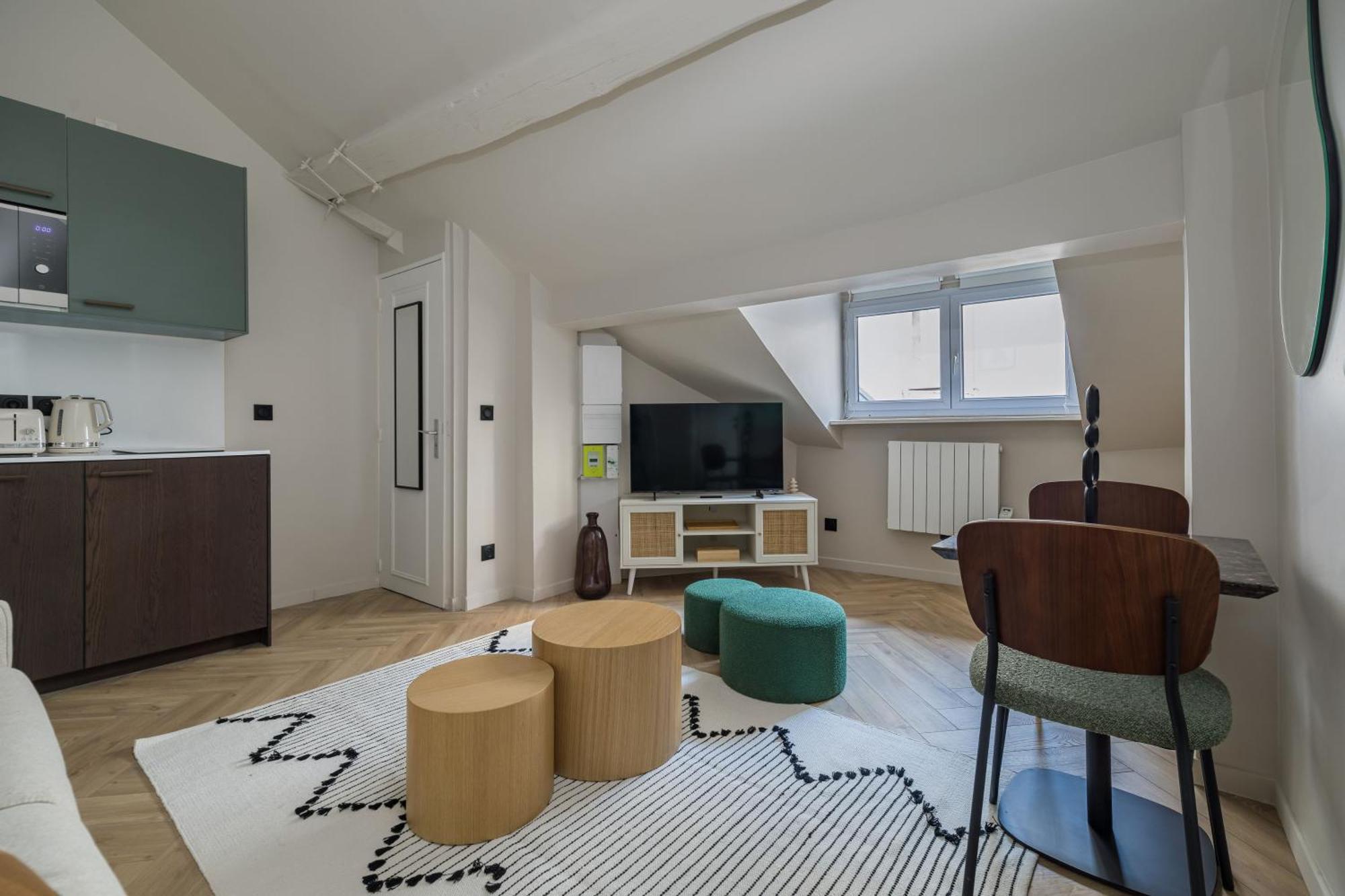 Apartment Poetic - Opera *