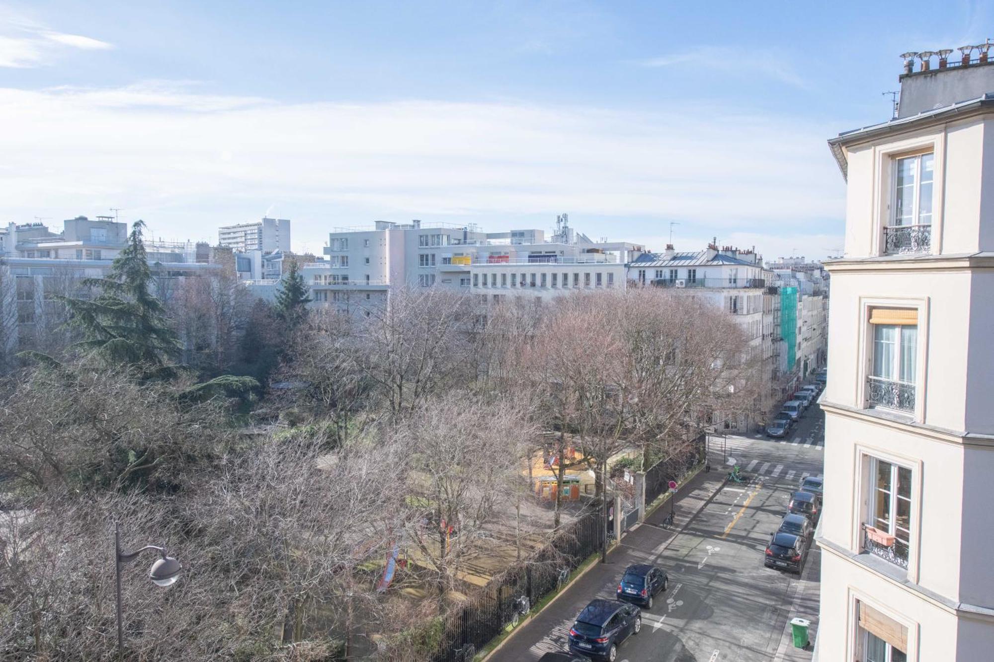 Cosy And Very Flat With Open View On A Parc Paris