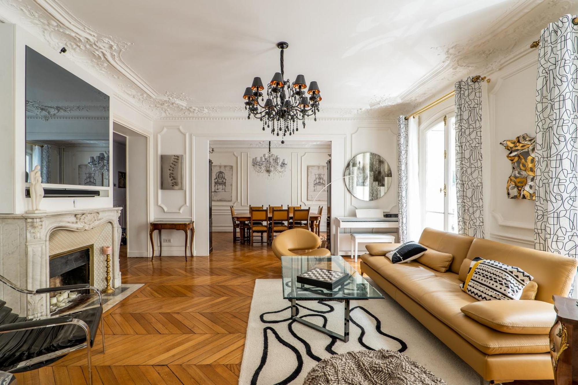 Veeve - Timeless Majesty Paris
