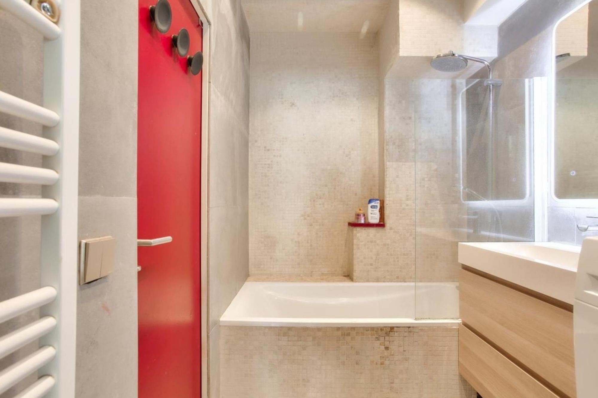 Spacious Of 100 M In Souplex Apartment