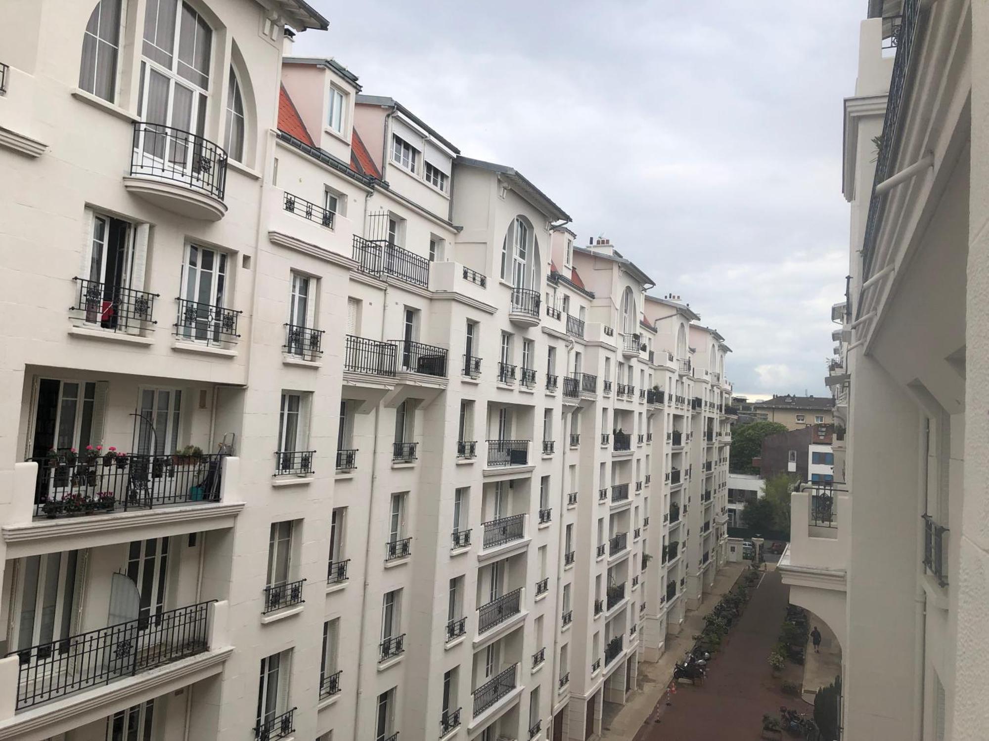 Avec Balcon Dans Calme Avec Gardien - * Paris