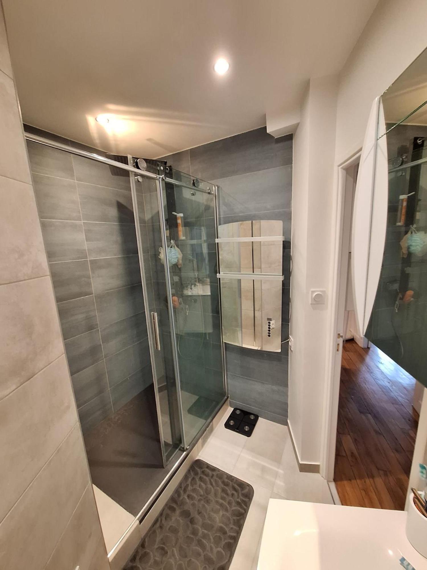 Read Well - Spare Double Bedroom In Cosy Close To Convention Center In 15th District Apartment *