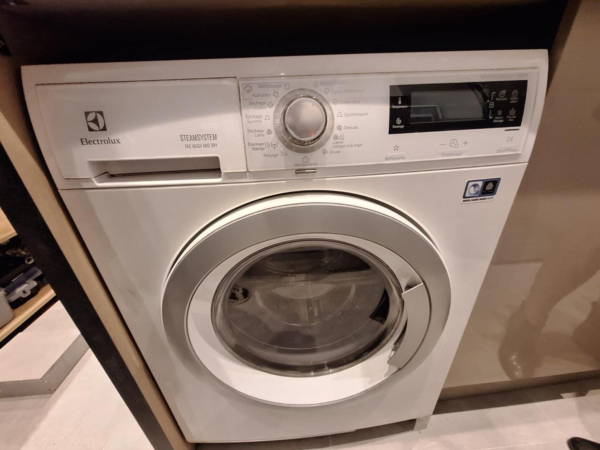 Read Well - Spare Double Bedroom In Cosy Close To Convention Center In 15th District Apartment *